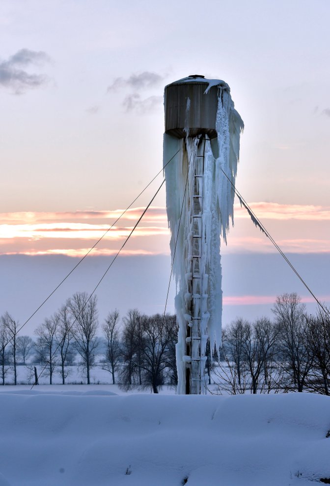 Göncruszka, 2017. január 14. Egy fagytól szétrepedt víztorony Göncruszkán 2017. január 14-én. MTI Fotó: Máthé Zoltán