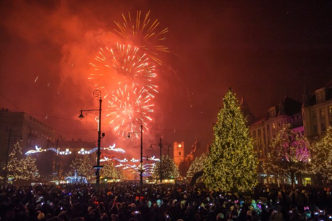 Debrecen, 2017. január 1. Szilveszteri tûzijáték a debreceni Kossuth téren 2017. január 1-jére virradó éjjel. MTI Fotó: Czeglédi Zsolt