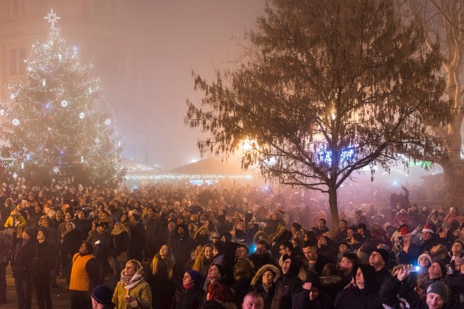 Nyíregyháza, 2017. január 1. A Kossuth téren összegyûlt tömeg nézi a szilveszteri tûzijátékot Nyíregyházán 2017. január 1-jére virradó éjjel. MTI Fotó: Balázs Attila