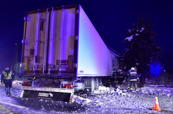 Aszaló, 2017. január 14. Baleset helyszíne a 3-as fõúton Aszalónál, ahol feltehetõleg a havas úton megcsúszott és egy ház falának ütközött egy lengyel rendszámú kamion 2017. január 14-én. Személyi sérülés nem történt, az anyagi kár jelentõs. MTI Fotó: Máthé Zoltán