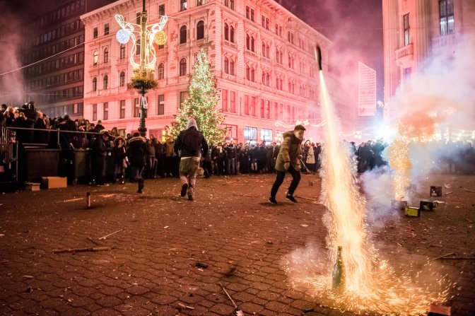 Budapest, 2017. január 1. Szilveszterezõk petárdáznak a belvárosi Vörösmarty téren 2017. január 1-jére virradó éjjel. MTI Fotó: Balogh Zoltán