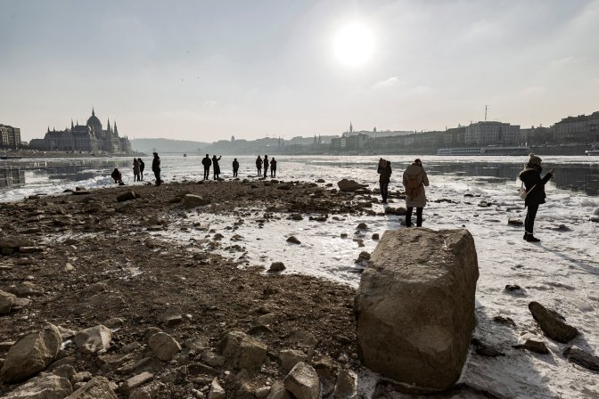 Budapest, 2017. január 11. Turisták a Margit híd szigeti lehajtójának mederpillérénél 2017. január 10-én. A háttérben balról az Országház. MTI Fotó: Szigetváry Zsolt