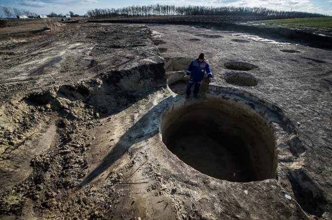 Kecskemét, 2017. január 5. Wilhelm Gábor vezetõ régész egy kút maradványát mutatja a kecskeméti északi elkerülõ út folytatásaként épülõ autópálya tervezett pihenõterületén végzett régészeti feltáráson 2017. január 5-én. A Katona József Múzeum régészei Wilhelm Gábor vezetésével az M5-ös autópálya keleti oldalán egy avar kori, a nyugati oldalán egy szarmata település maradványait találták meg. A feltárások azt mutatják, hogy jóval jelentõsebb élet volt a térségben az avar korban, mint azt a szakemberek korábban feltételezték. MTI Fotó: Ujvári Sándor