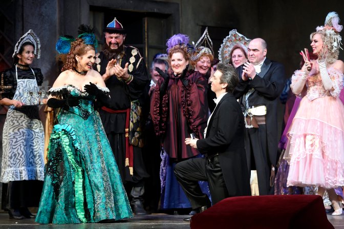 Budapest, 2017. január 9. A Falke szerepét játszó Haja Zsolt megkéri menyasszonya, az Adélt alakító Rácz Rita kezét Johann Strauss A denevér címû operettjének fináléjában az Operaházban 2017. január 8-án. Az elõadás közben történt lánykérés az intézmény vezetése és a rendezõ beleegyezésével történt. MTI Fotó: Kovács Tamás