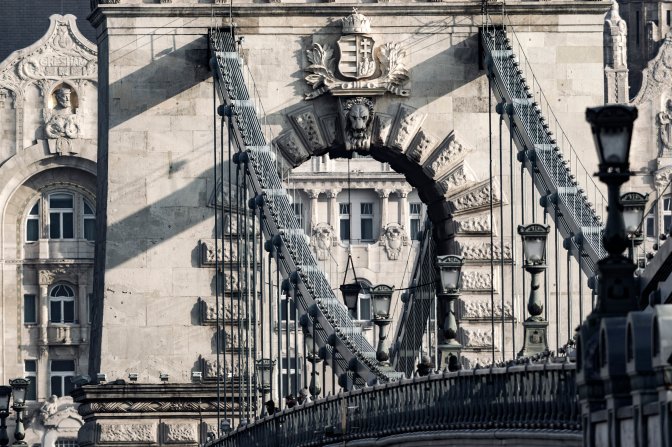 Budapest, 2017. január 11. A Széchenyi Lánchíd pesti kapuja, rajta a Szent Koronával kiegészített Kossuth-címer 2017. január 10-én. A háttérben a Four Seasons Hotel Gresham Palace szálloda részlete. MTI Fotó: Szigetváry Zsolt