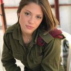 Szép nők és fegyverek – nektek bejönnek?