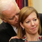 Újabb nő vádolja Joe Biden volt amerikai alelnököt illetlen viselkedéssel