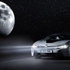 Az éjszakai sötétségből is energiát nyerő villanyautókat kínál a BMW (a dátumról elfeledkező briteknek)